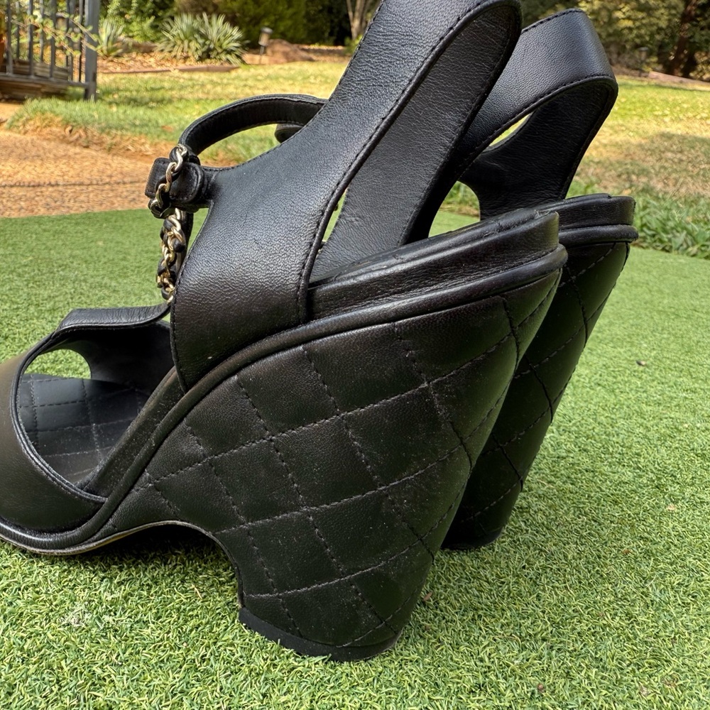 CHANEL Black Leather Sandals with Gold Chain Detail - Picture 4 of 13